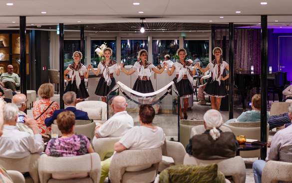 AMADEUS Guest Experience Lifestyle Traditional Performances Entertainment ©Leuftner Cruises Amadeus Volker Vornehm 1.jpg